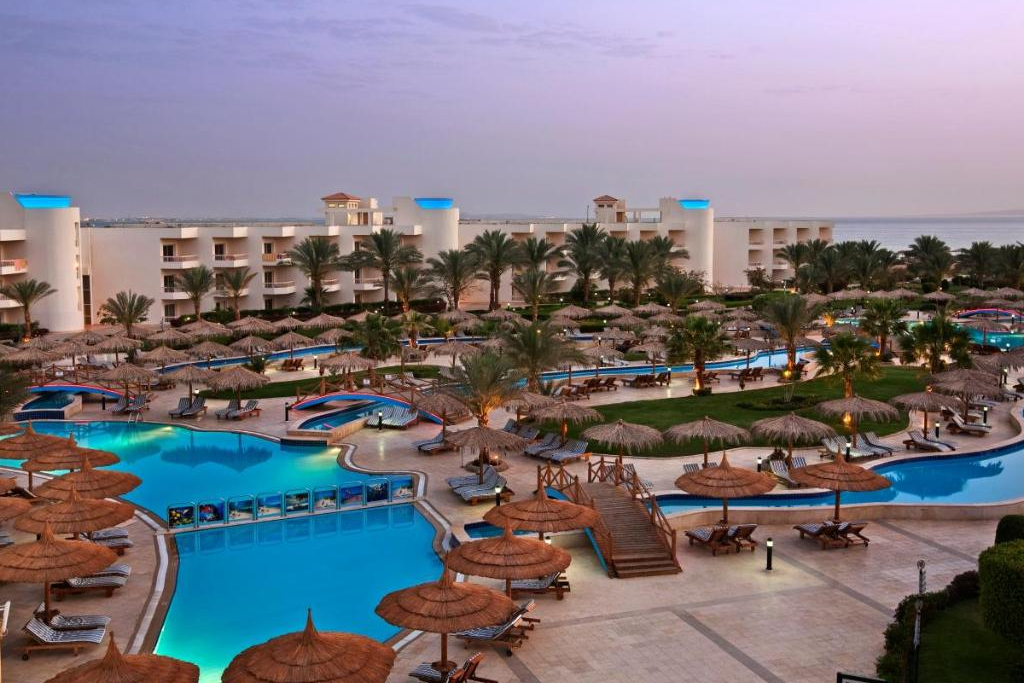 hurghada long beach zwembad en strand