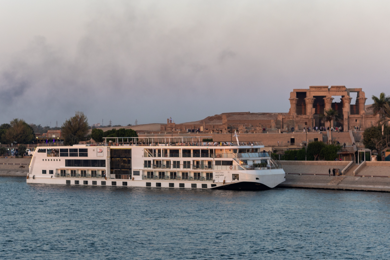 cruiseschip aangemeerd bij de tempel