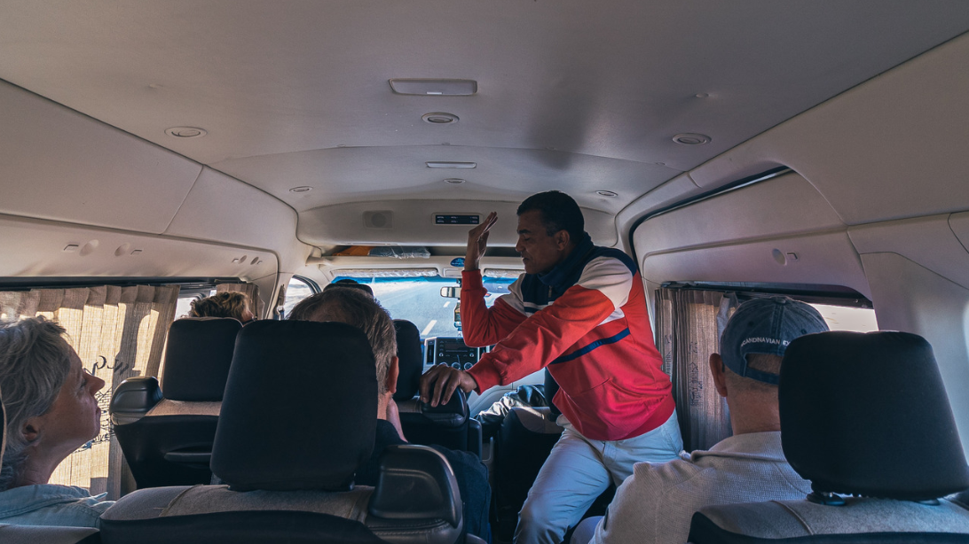 uitleg van mohamed in de bus