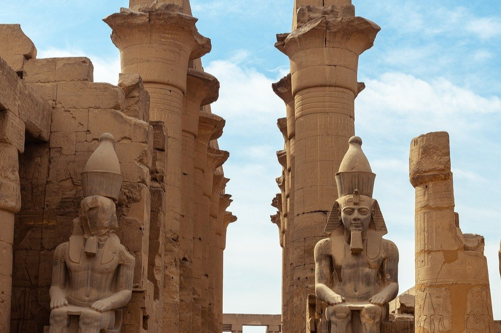 tempel van. karnak mooie standbeelden