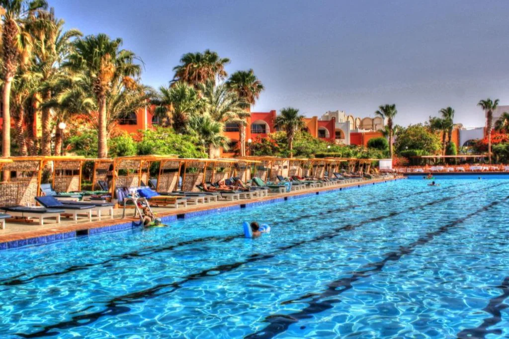 arabia azur wedstrijd zwembad